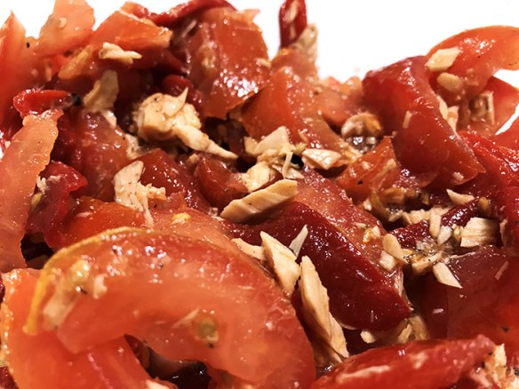 Ensalada de tomate, bonito del norte y pimientos del piquillo