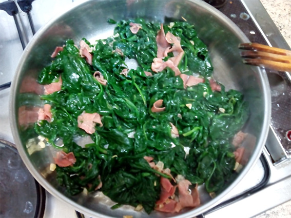 Rehogando las espinacas cocidas con el jamón serrano