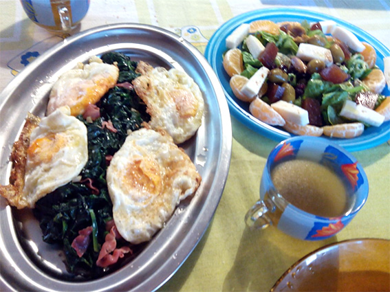 Huevos fritos sobre lecho de espinacas