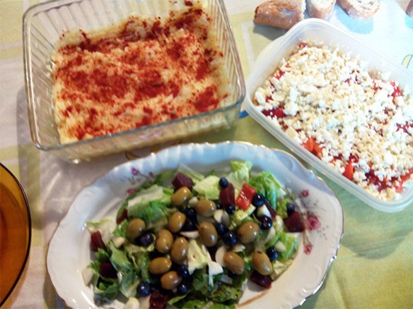 Patatas con pimentón y ensalada de pimientos asados