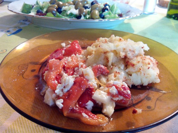 Patatas con pimentón y ensalada de pimientos asados