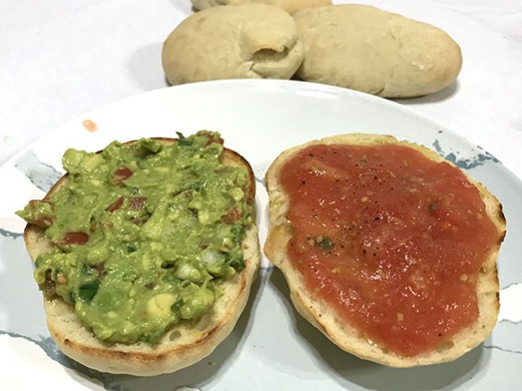 Molletes de Antequera con Guacamole y Tomate