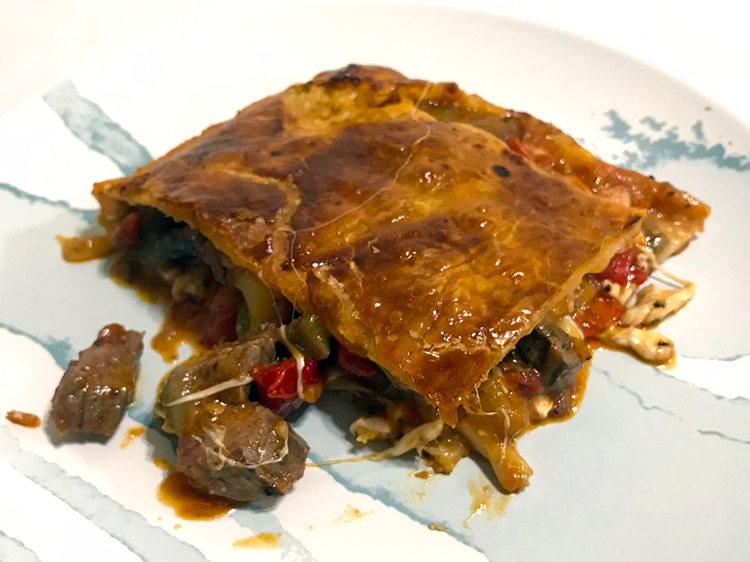 Calzone de verduras y carne de costilla